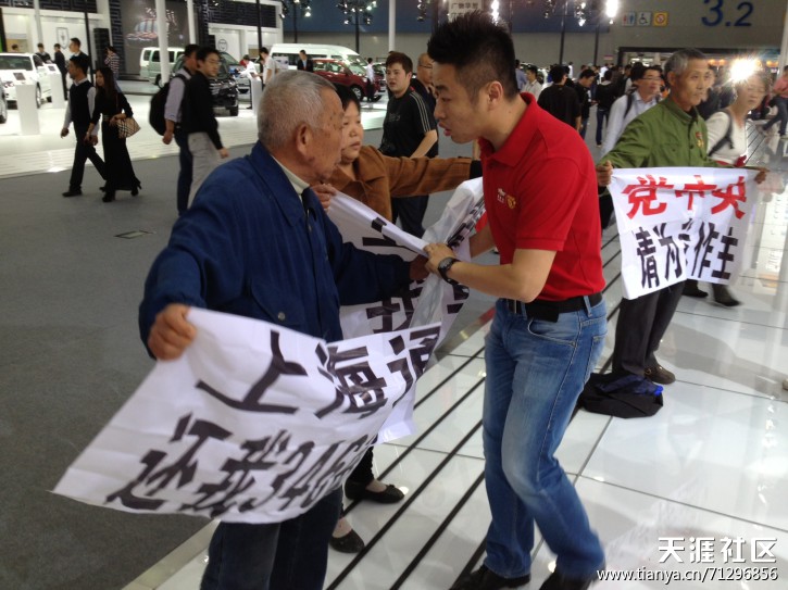 海通 手机版:2012广州车展  对越自卫反击战老兵大闹上海通用展台-第6张图片-太平洋在线下载