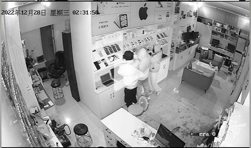 去手机店把华为手机刷机
:杭州一手机店凌晨被敲碎玻璃门，4个年轻小伙偷走18只手机模型