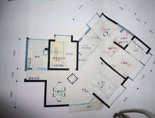 竖版苹果玄关画
:忍不住吐槽表姐的婚房，户型奇葩就算了，阳台只有巴掌那么宽